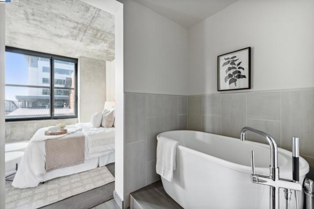 311 2nd St, Oakland CA: https://media.crmls.org/mediaz/0793b24f-239b-4d23-b0e3-172f53069bc9.jpg