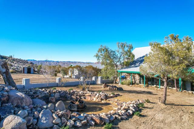 59800 Onaga Trail, Joshua Tree CA: https://media.crmls.org/mediaz/0794a1c2-5b86-4b36-a0ee-3899315dfa84.jpg