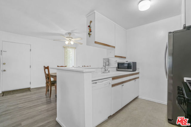 20134 Leadwell Street, Winnetka CA: https://media.crmls.org/mediaz/07966fc6-bf32-4742-8028-89398058ad62.jpg
