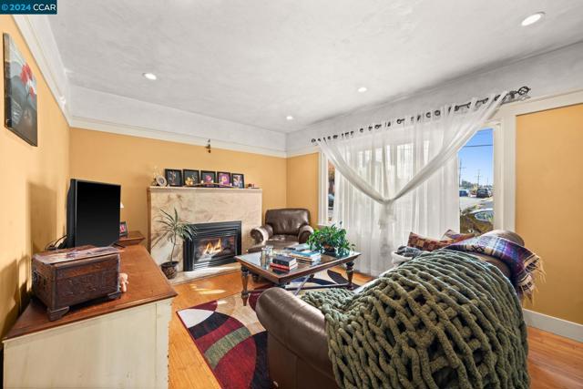 Image 6 of 46 For 2427 35th Ave