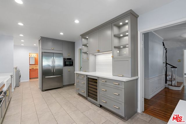 2427 Benedict Canyon Drive, Beverly Hills CA: https://media.crmls.org/mediaz/07970685-206f-4148-9afc-42575d605386.jpg