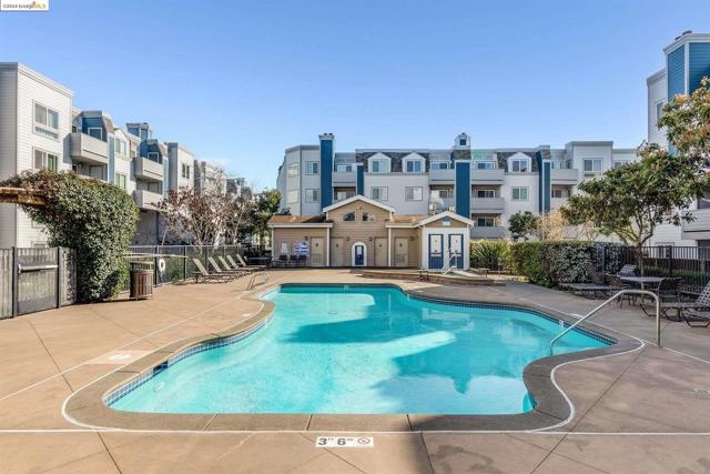 6400 Christie Avenue, Emeryville CA: https://media.crmls.org/mediaz/079707d3-d671-4b47-81a5-e010eda67b5c.jpg