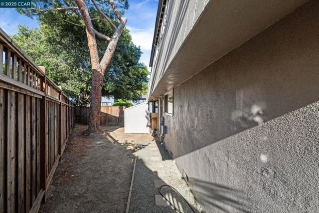 9 Glen Dr, Fairfax CA: https://media.crmls.org/mediaz/079740a7-66ca-43d9-ab0f-09ee70c12309.jpg