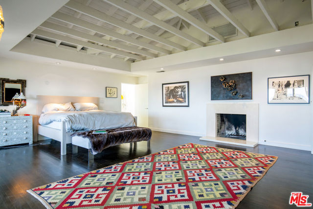 2249 Mountain Oak Drive, Los Angeles CA: https://media.crmls.org/mediaz/0797bec8-c178-4691-aa73-bc29b80fdb6c.jpg