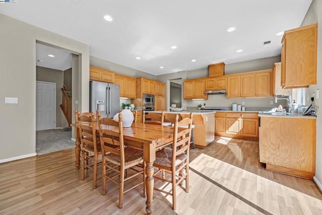 703 Seminole Ct, Discovery Bay CA: https://media.crmls.org/mediaz/07984ed3-d768-45cc-93b9-6f902bef5ec0.jpg