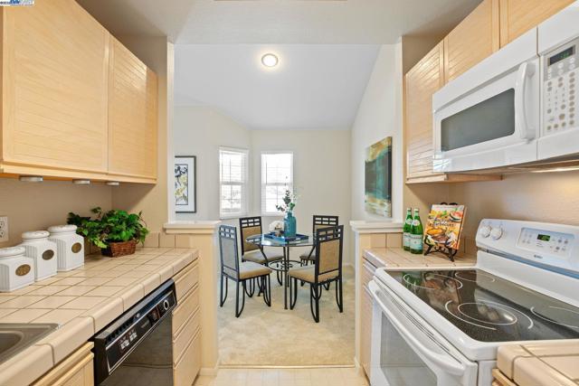 7710 Canyon Meadow Cir, Pleasanton CA: https://media.crmls.org/mediaz/07987605-6981-4f33-a5b7-ff77beae036b.jpg
