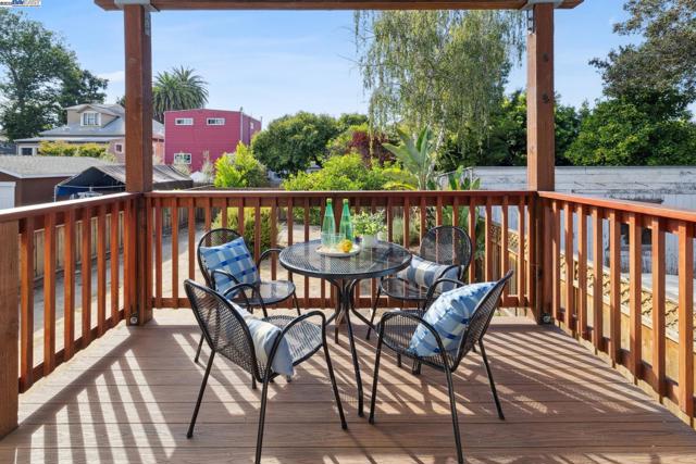 1525 Stanton St, Alameda CA: https://media.crmls.org/mediaz/0799d5c6-0a12-4760-8c51-b91b3618b6d8.jpg