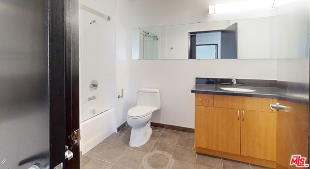 1000 S Hope Street, Los Angeles CA: https://media.crmls.org/mediaz/079b4dc9-0196-46bf-805b-00c7a7adf1db.jpg