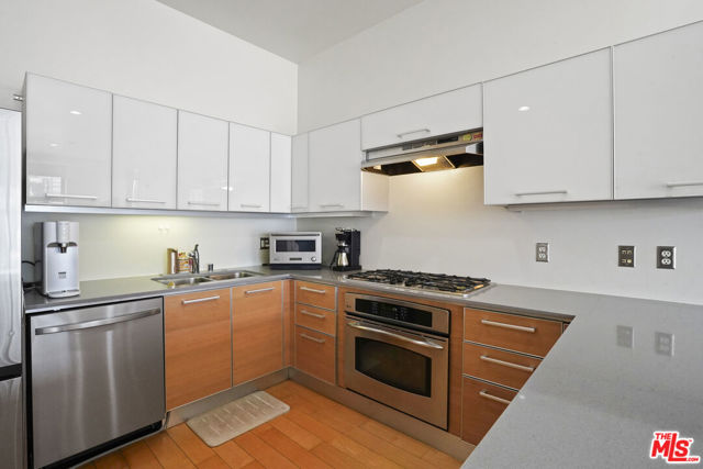 801 S Grand Avenue, Los Angeles CA: https://media.crmls.org/mediaz/079bf30c-4ef4-4ac7-b645-b835021ce161.jpg