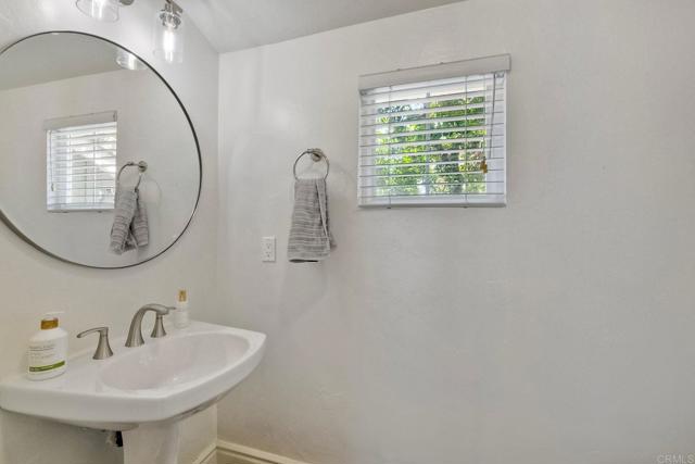 Detail Gallery Image 12 of 29 For 6586 Daylily Dr, Carlsbad,  CA 92011 - 3 Beds | 2/1 Baths