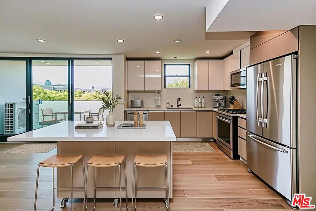 328 N Maple Drive #303