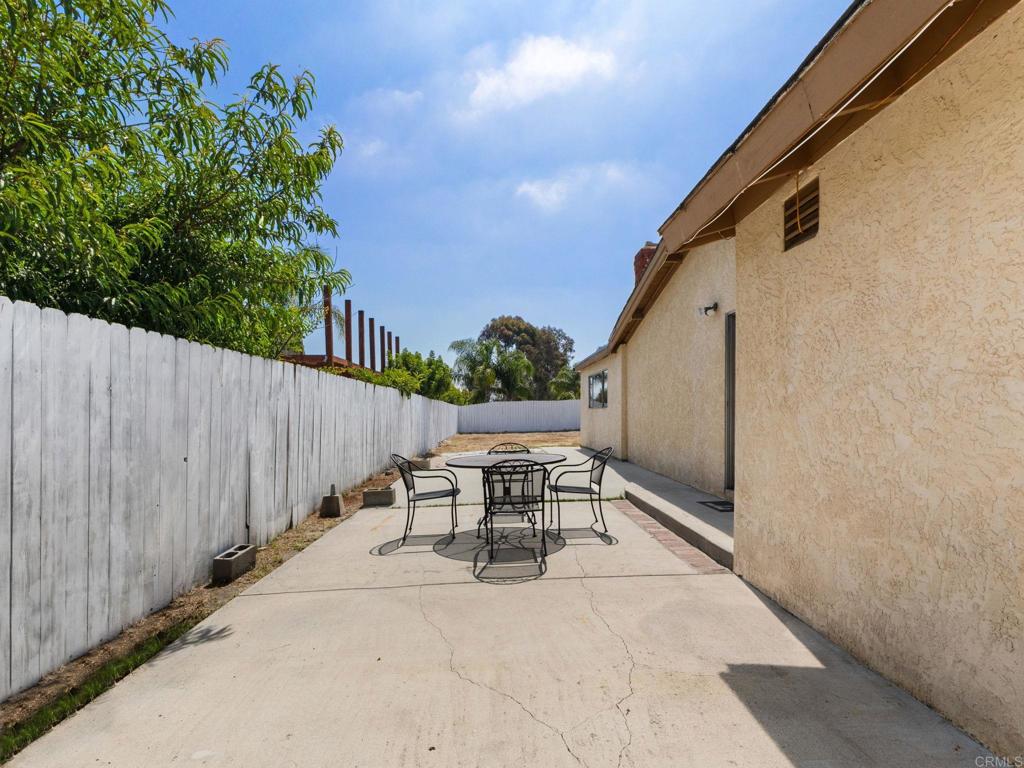 https://media.crmls.org/mediaz/079d85d8-7073-4c9a-9959-8fe20cf1d37b.jpg?preset=X-Large