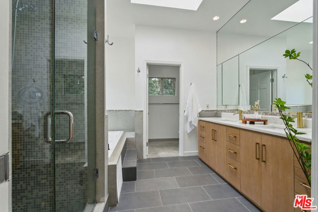 5220 Melvin Avenue, Tarzana CA: https://media.crmls.org/mediaz/079da032-d18f-4dc9-bdef-2c93c82e2ab4.jpg