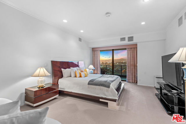 10490 Wilshire Boulevard, Los Angeles CA: https://media.crmls.org/mediaz/079dcbd5-61d2-47d2-a5cb-43a96089579a.jpg