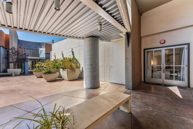311 4th St, Oakland CA: https://media.crmls.org/mediaz/079e577a-be70-459f-b166-d33c4b08b12b.jpg