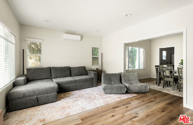 151 S Rexford Drive, Beverly Hills CA: https://media.crmls.org/mediaz/079e8bec-3a55-458f-8e7b-0d419fbc528f.jpg