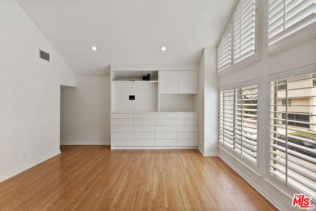 2781 Woodwardia Drive, Los Angeles CA: https://media.crmls.org/mediaz/079ef5fc-bc25-497f-9f7d-9b408cad589e.jpg