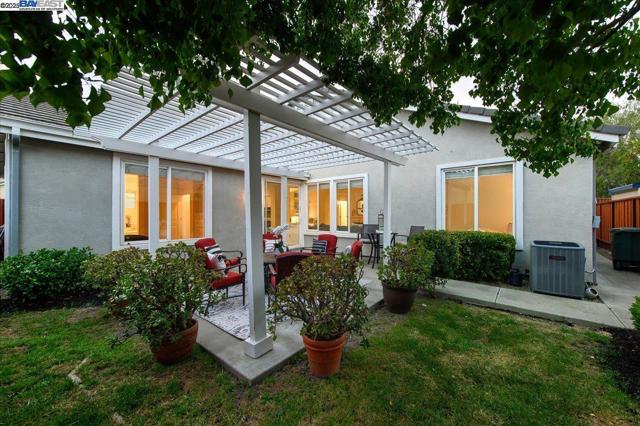 4946 Sequoia Ave, Dublin CA: https://media.crmls.org/mediaz/079f2e17-5483-4bff-9b83-64226c518474.jpg