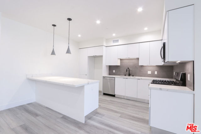 11800 Courtleigh Drive, Los Angeles CA: https://media.crmls.org/mediaz/079fe18a-5e66-4a9a-9231-d85eb8236c63.jpg