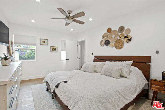 4130 Mclaughlin Avenue, Culver City CA: https://media.crmls.org/mediaz/07a06416-9c32-47a8-930f-ff84fa0f7a5c.jpg