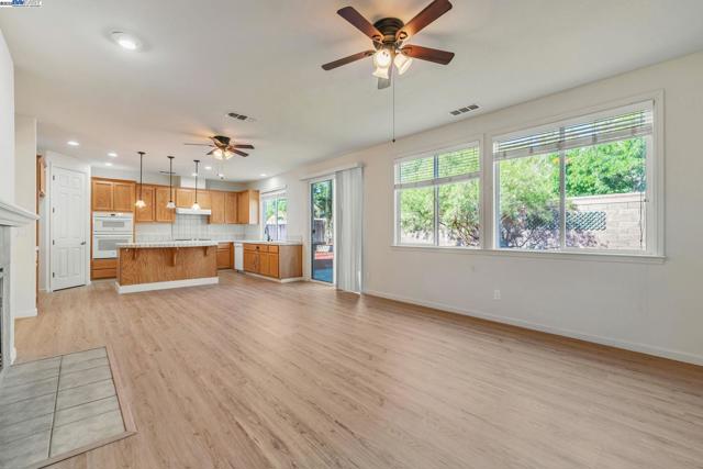 5675 Arcadia Cir, Discovery Bay CA: https://media.crmls.org/mediaz/07a12756-6c91-4dca-9aed-66a54b01c387.jpg