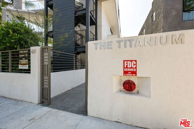621 N Kings Road, West Hollywood CA: https://media.crmls.org/mediaz/07a13c81-4927-4226-a0c3-0ae84ad03140.jpg
