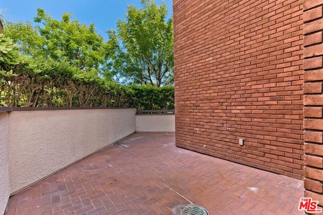 300 N Swall Drive, Beverly Hills CA: https://media.crmls.org/mediaz/07a27dc2-7e3d-489f-a60d-01495dcfc2b0.jpg