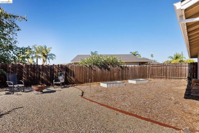 4855 Edgewood Ct, Oakley CA: https://media.crmls.org/mediaz/07a28774-4a1d-424d-9ef2-b43bd8fe861b.jpg