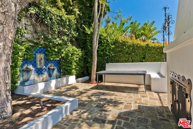 2420 Chislehurst Drive, Los Angeles CA: https://media.crmls.org/mediaz/07a2e1e4-dabf-4910-aef8-b1265616fbd9.jpg