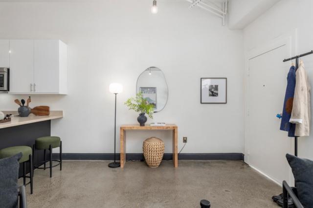 850 W Grand Avenue, Oakland CA: https://media.crmls.org/mediaz/07a37cd5-28a3-4518-b29c-2de39d5ee79d.jpg