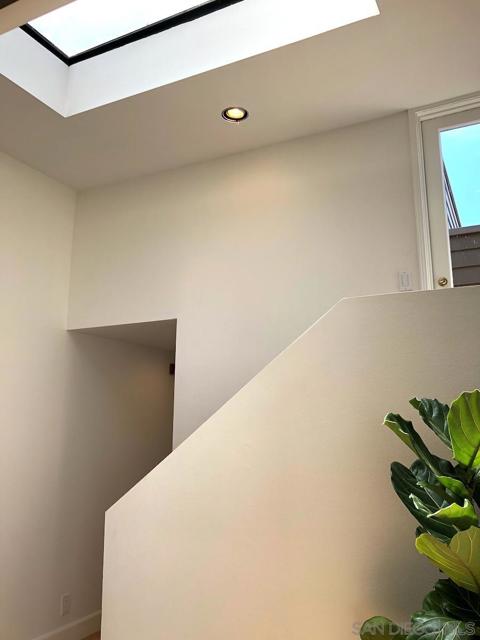 350 Prospect St, La Jolla CA: https://media.crmls.org/mediaz/07a4e02e-08ae-4cc3-86fe-507e11d7f494.jpg