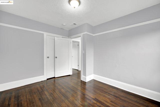 1009 106Th Ave, Oakland CA: https://media.crmls.org/mediaz/07a5df2c-6eb3-42bf-87b8-9d71fb1eda20.jpg