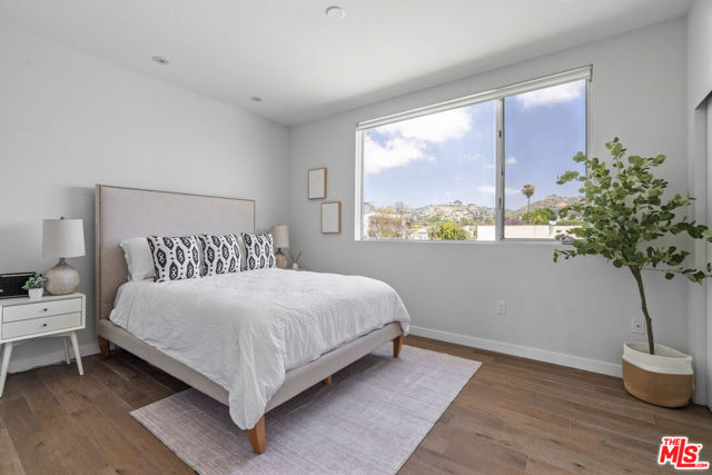 944 N Stanley Avenue, West Hollywood CA: https://media.crmls.org/mediaz/07a6627e-da3e-41f4-93f7-10f53ec243f8.jpg