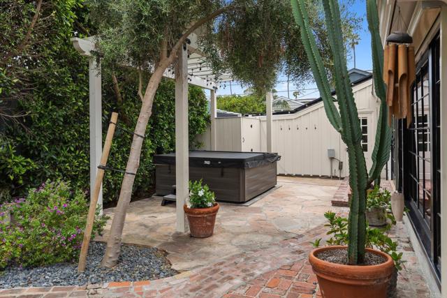 315 Mira Monte, La Jolla CA: https://media.crmls.org/mediaz/07a6672a-d31e-432b-8e56-b7ce156bd465.jpg