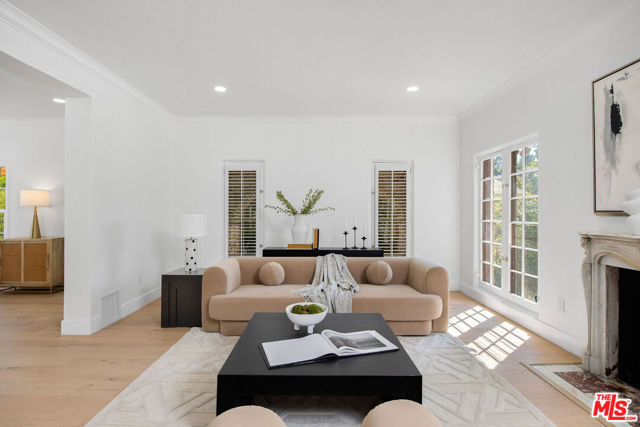 832 S Plymouth Boulevard, Los Angeles CA: https://media.crmls.org/mediaz/07a6bf97-3605-4332-88e0-ee5cbb7b4038.jpg