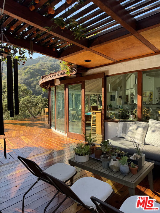 10018 Reevesbury Drive, Beverly Hills CA: https://media.crmls.org/mediaz/07a76010-bb95-45bb-8f28-6b196ef32906.jpg