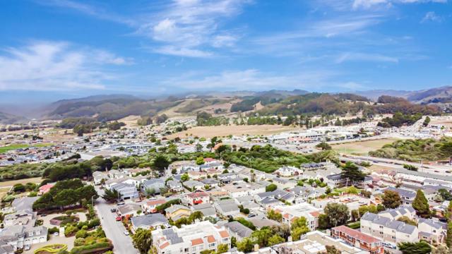 415 Kelly Avenue, Half Moon Bay CA: https://media.crmls.org/mediaz/07a78409-50b9-4c5d-b8ac-f04742082ad5.jpg