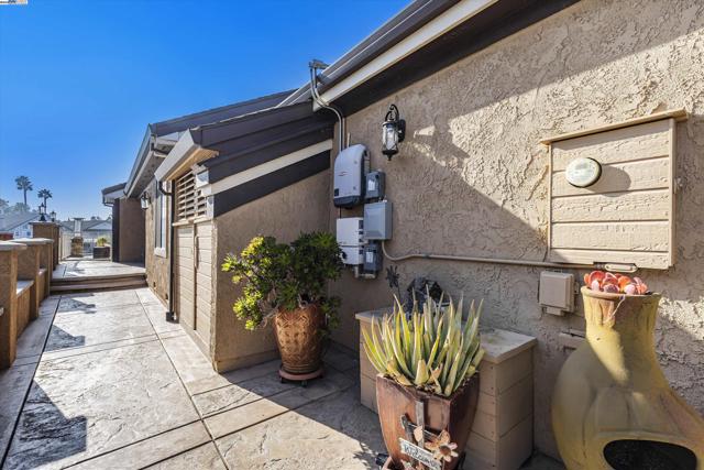 2256 Cove Ct, Discovery Bay CA: https://media.crmls.org/mediaz/07a78910-228b-4eeb-9147-d87fba6b9fb4.jpg
