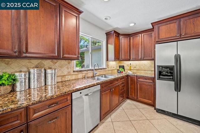 21 Mirango Ct, Clayton CA: https://media.crmls.org/mediaz/07a79974-f2cf-4943-9e71-38a72ff6c29b.jpg