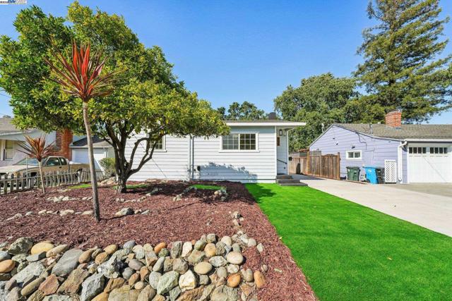 431 Alameda De Las Pulgas, Redwood City CA: https://media.crmls.org/mediaz/07a845e9-5e52-43f2-a08c-fddd09379c6b.jpg