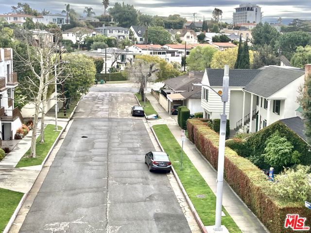 1097 S Bedford Drive, Los Angeles CA: https://media.crmls.org/mediaz/07a85a3d-bb13-4a4e-8389-6d22f20fdafd.jpg
