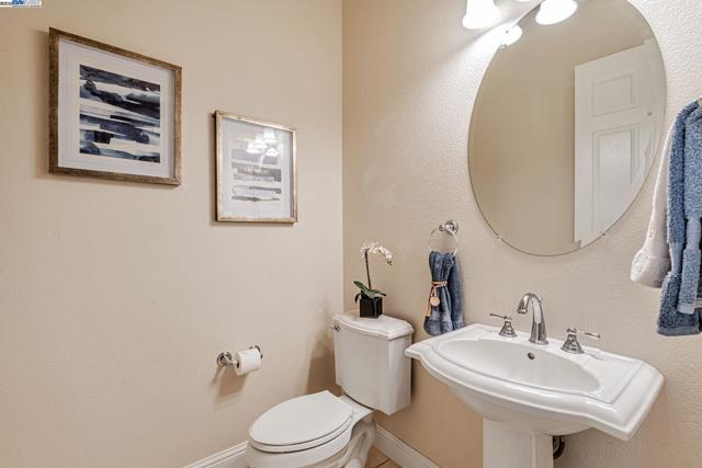 2453 Gardenstone Pl, Manteca CA: https://media.crmls.org/mediaz/07a96e9d-f476-402b-ac28-a38502d25dd1.jpg