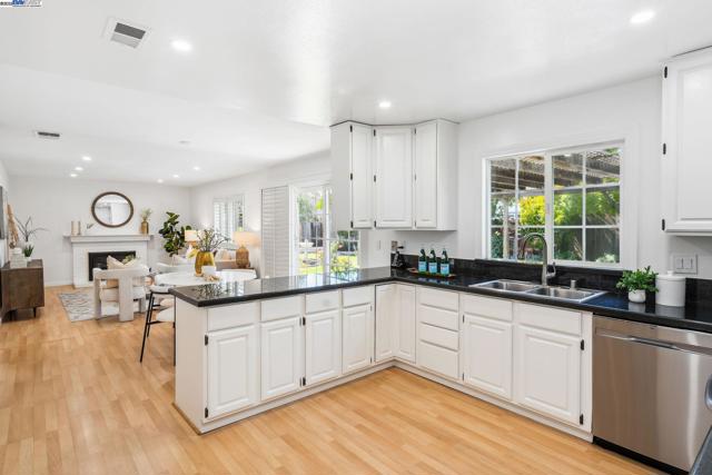 7299 Elba Ct, Dublin CA: https://media.crmls.org/mediaz/07aa10e7-2550-435d-9308-f67b48ed5e53.jpg