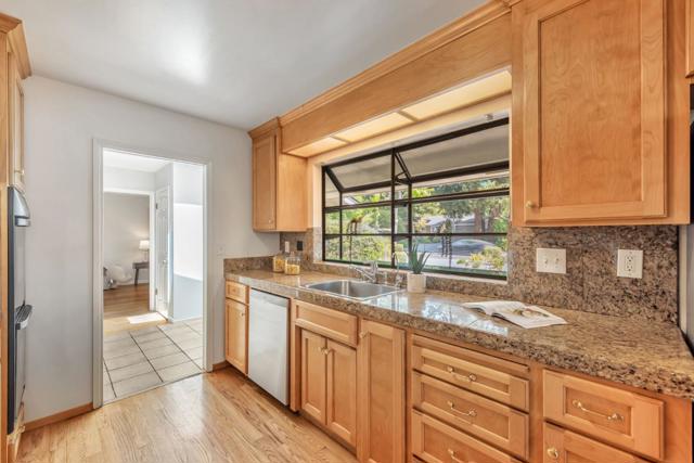 171 E Creek Drive, Menlo Park CA: https://media.crmls.org/mediaz/07aa4a77-0e27-45a9-a0d7-3908565daa08.jpg