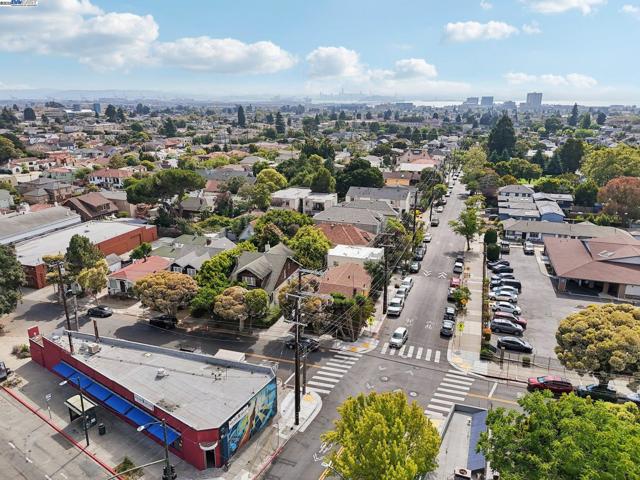 511 59Th St, Oakland CA: https://media.crmls.org/mediaz/07ab5364-9cdd-46b8-9acb-c491072a9d16.jpg