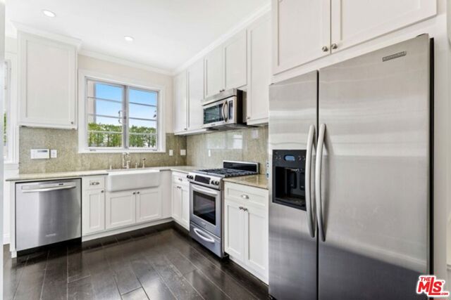 9233 1/2 Doheny Road, West Hollywood CA: https://media.crmls.org/mediaz/07abe836-39f6-4276-a976-bb46a71cbaba.jpg