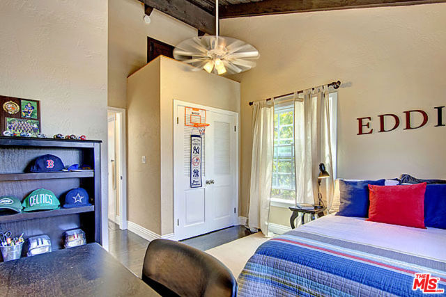 6322 W 78TH Place, Westchester CA: https://media.crmls.org/mediaz/07acc38f-6cbb-4db4-9468-77be30a02b01.jpg