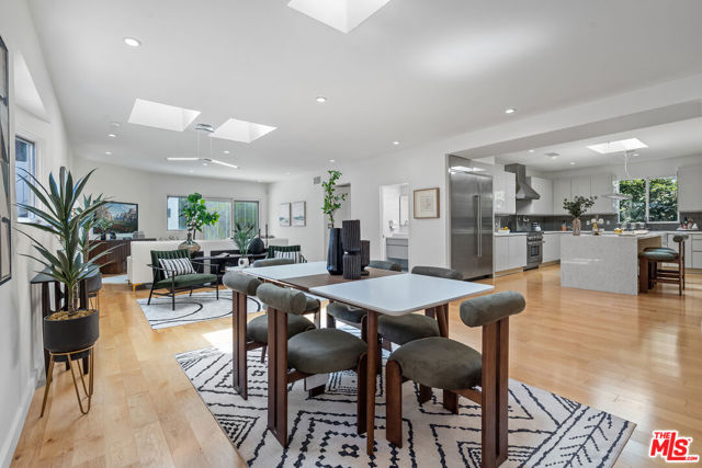 321 S Linden Drive, Beverly Hills CA: https://media.crmls.org/mediaz/07aceb00-f9ef-4041-99bd-399a2fb612dc.jpg