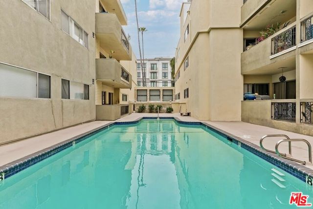 11970 Montana Avenue, Los Angeles CA: https://media.crmls.org/mediaz/07ad6fe1-2bcd-48fa-b21a-537c85c4cf19.jpg