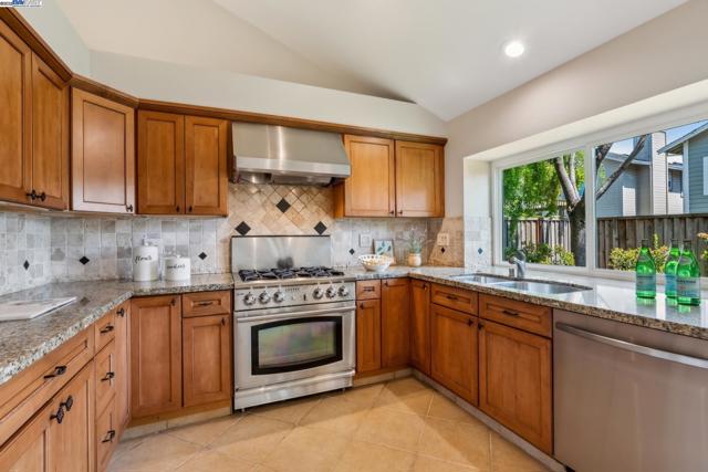 82 Applegate Way, Alameda CA: https://media.crmls.org/mediaz/07adb23c-1e51-40a0-b5d1-911011f57605.jpg
